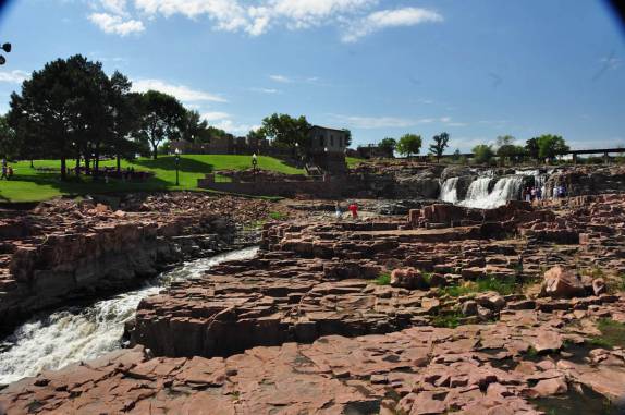 As cachoeiras de Sioux Falls, em um parque bem no centro da cidade, em South Dakota, nos Estados Unidos